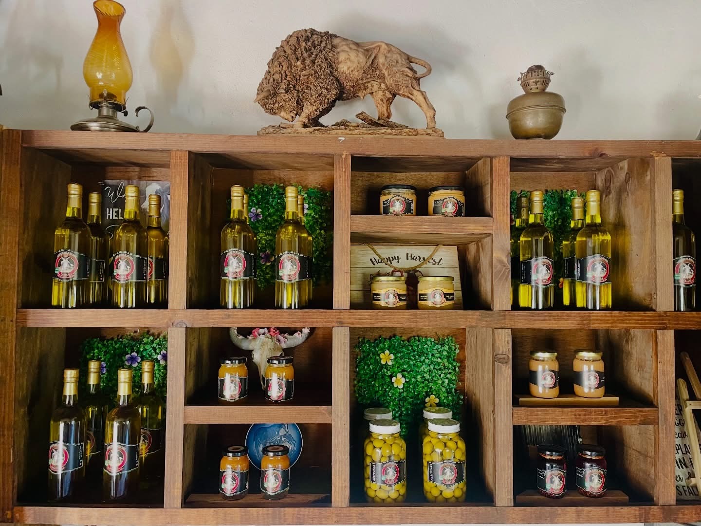Estantería con mermeladas, aceites y conservas del rancho